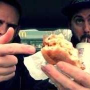 Der musikalische text AT THE DRIVE-THRU von GOLDIE LOOKIN CHAIN ist auch in dem Album vorhanden Kings of caerleon (2013)