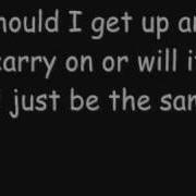 Der musikalische text MOVING ON von GOOD CHARLOTTE ist auch in dem Album vorhanden The young and hopeless (2002)