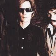 Der musikalische text THE EMPTYNESS von HALL & OATES ist auch in dem Album vorhanden Beauty on a back street (1977)