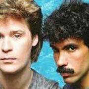 Der musikalische text DO WHAT YOU WANT, BE WHAT YOU ARE von HALL & OATES ist auch in dem Album vorhanden Behind the music (2002)