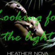 Der musikalische text LOOKING FOR THE LIGHT von HEATHER NOVA ist auch in dem Album vorhanden The jasmine flower (2008)