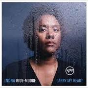 Der musikalische text MAN IN THE LONG BLACK COAT von INDRA RIOS-MOORE ist auch in dem Album vorhanden Carry my heart (2018)