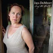 Der musikalische text BEFORE THE COLORS FADE von IRIS DEMENT ist auch in dem Album vorhanden Sing the delta (2012)