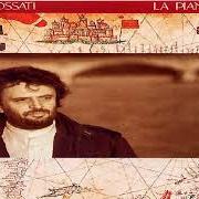 Der musikalische text L'UOMO COI CAPELLI DA RAGAZZO von IVANO FOSSATI ist auch in dem Album vorhanden La pianta del tè (1988)