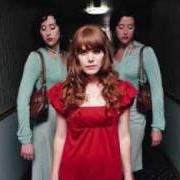 Der musikalische text HAPPY (REPRISE) von JENNY LEWIS ist auch in dem Album vorhanden Rabbit fur coat (2006)