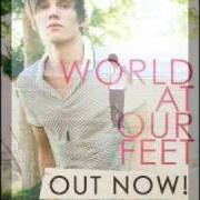 Der musikalische text WORLD AT OUR FEET von JOE BROOKS ist auch in dem Album vorhanden Constellation me (2010)