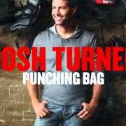 Der musikalische text PUNCHING BAG von JOSH TURNER ist auch in dem Album vorhanden Punching bag (2012)