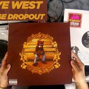 Der musikalische text I'LL FLY AWAY von KANYE WEST ist auch in dem Album vorhanden College dropout (2004)