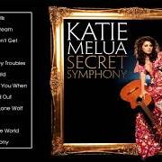 Der musikalische text MOONSHINE von KATIE MELUA ist auch in dem Album vorhanden Secret symphony (2012)