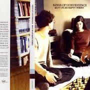 Der musikalische text LOVE IS NO BIG TRUTH von KINGS OF CONVENIENCE ist auch in dem Album vorhanden Riot on an empty street (2004)